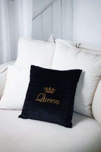 prezent na Walentynki, poduszka z haftem korona