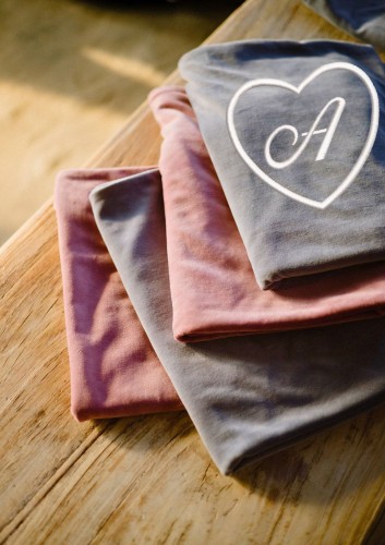 Zestaw welurowych kocyków dziecięcych z haftem