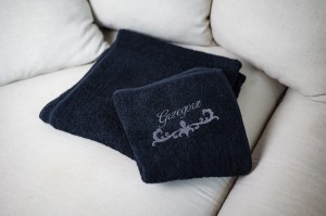 Klasyczny ręcznik do twarzy z haftem (30x50 cm) czarny 