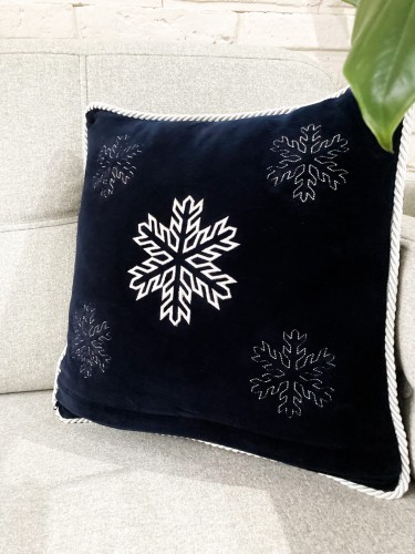 poduszka dekoracyjna z ozdobnym sznurem i gwiazdkami, poduszka świąteczna