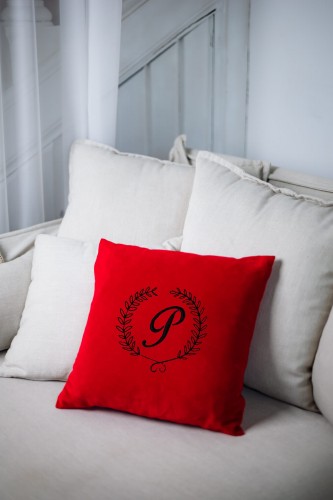 poduszka welurowa czerwona z haftem laur.jpg