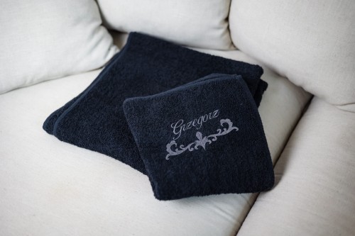 ręcznik łazienkowy czarny z haftem