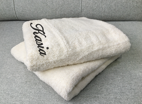 ręcznik jasnoszary z haftem